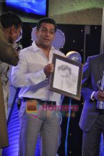 Salman Khan at IBN 7 super idol awards in Taj Land_s End, Mumbai on 29th Nov 2010 (24).JPG